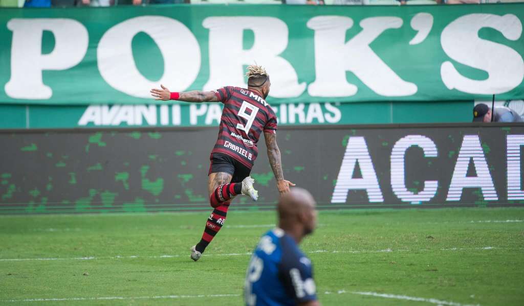 Gabigol chegou aos 24 gols no Brasileirão ao balançar as redes contra o Palmeiras