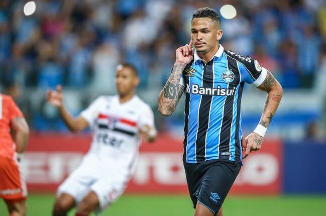 Luciano marcou dois gols na vitória do Grêmio sobre o São Paulo