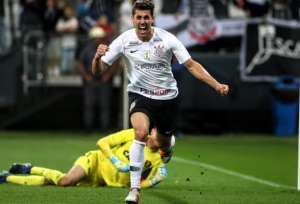 Lateral retorna aos treinos no Corinthians e deve voltar contra o Ceará