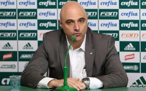 Maurício Galiotte agora com pepino nas mãos