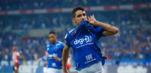 Ídolo do Cruzeiro, atacante 'curte' afastamento de Thiago Neves e aumenta polêmica
