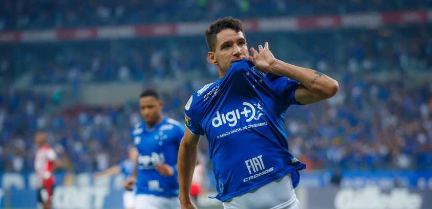 Ídolo do Cruzeiro, atacante ‘curte’ afastamento de Thiago Neves e aumenta polêmica