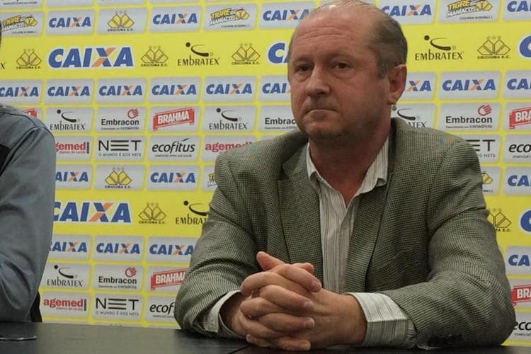 Presidente do Criciúma culpa arbitragem por queda e insinua saída de treinador