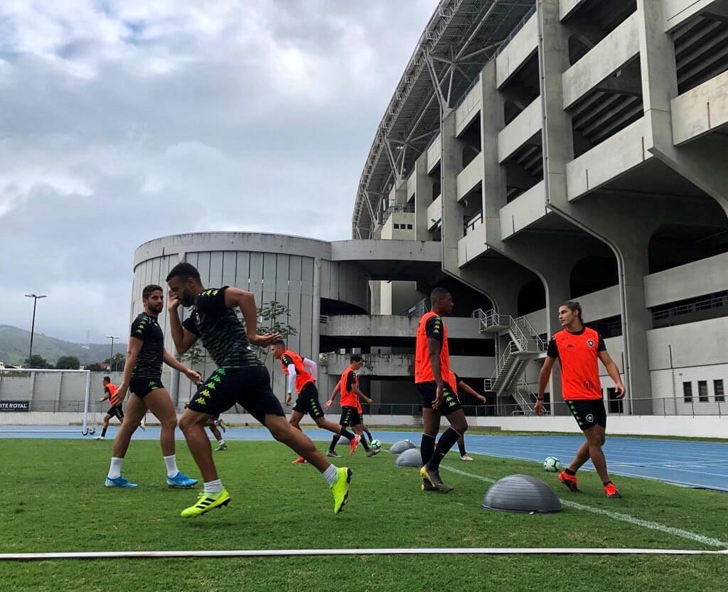 Livre do rebaixamento, Botafogo entra em campo com mudança no meio