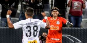 Meia vira dúvida no Corinthians, mas é relacionado para enfrentar o Ceará