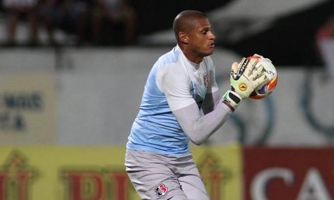 Pernambucano: Ídolo coral, goleiro que estava no Botafogo-SP pode voltar ao Santa Cruz