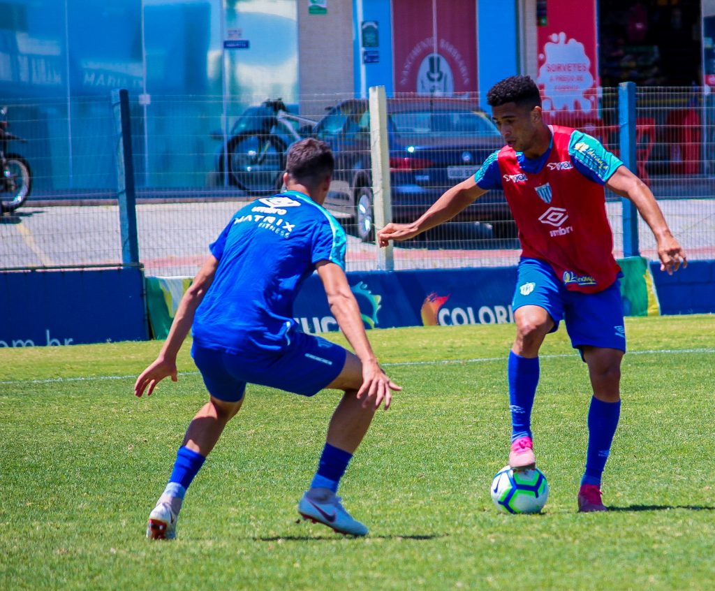 Desfalcado, Avaí quer fazer jogo equilibrado contra o líder Flamengo