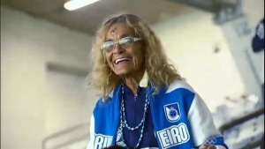 Dona Salomé, torcedora-símbolo do Cruzeiro, é agredida por atleticanos