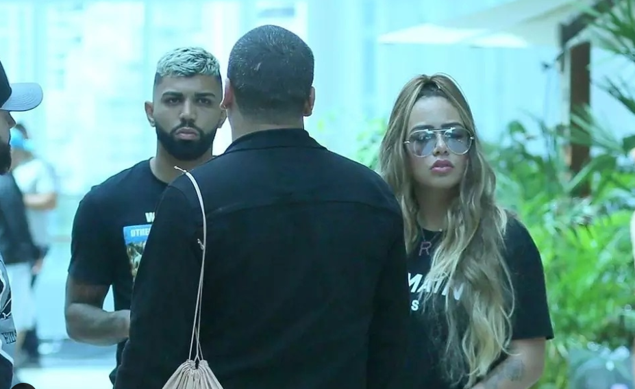Após negar traição com Riscado, Gabigol passeia em shopping com irmã de Neymar