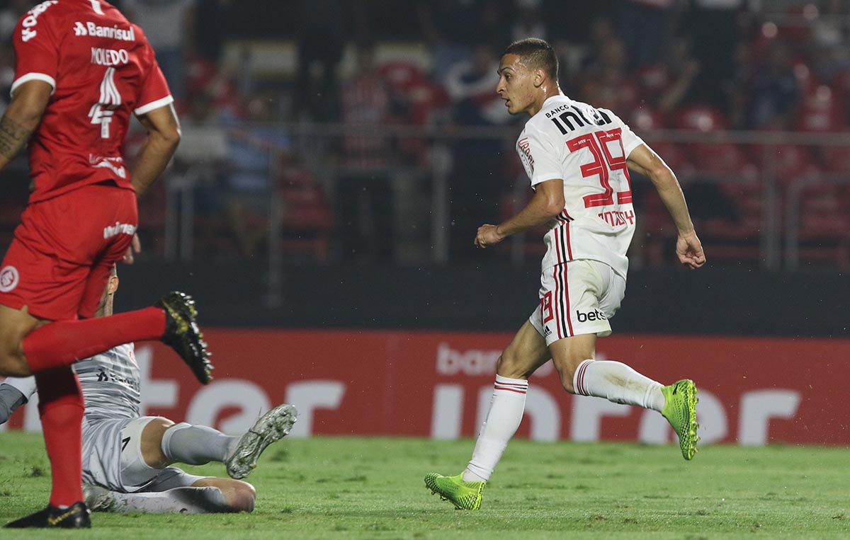Após marcar pelo São Paulo, Antony desconversa sobre interesse de clubes europeus