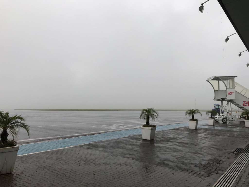 Aeroporto Serafim Enoss Bertaso amanheceu sob neblina - Matheus Pimenta / CSA