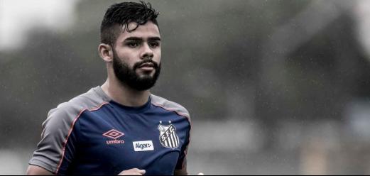 Expulso em jogo do Santos, Felipe Jonatan desafia árbitro a provar ofensa