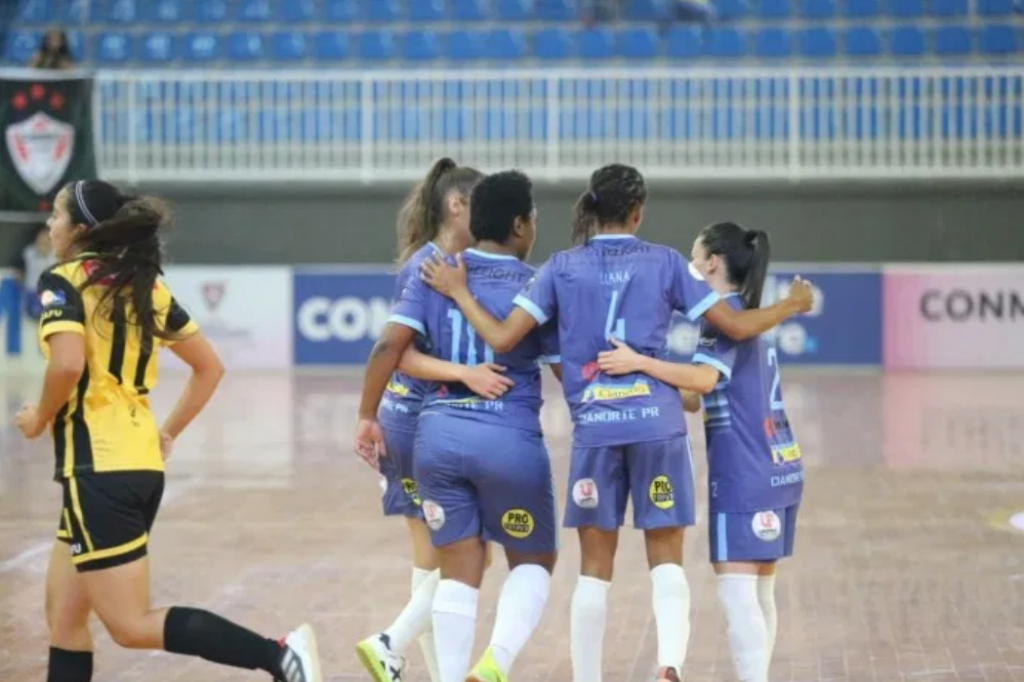 Brasileiras não tomaram conhecimento do adversário e venceram por 12 a 0