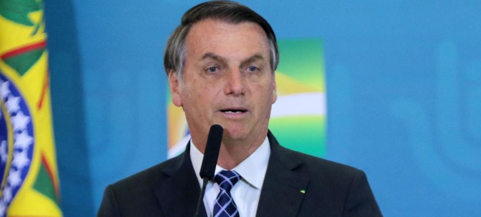 No Maracanã, Jair Bolsonaro posa ao lado de tetracampeão mundial
