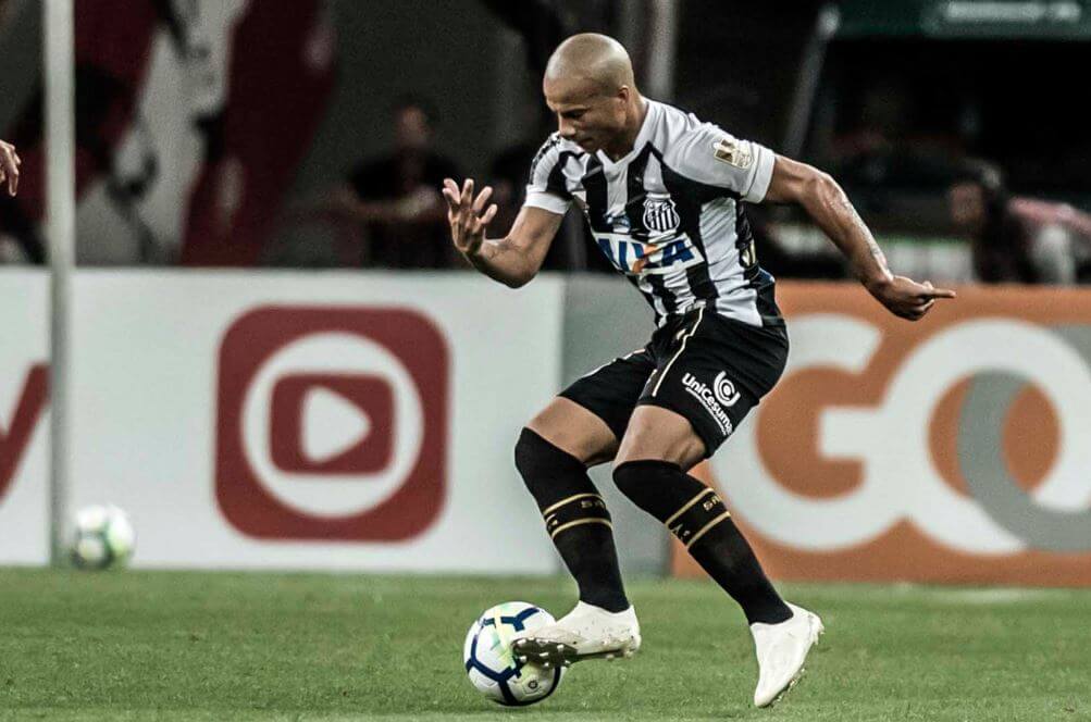 Meia do Santos diz que Sampaoli não comentou sobre seu futuro