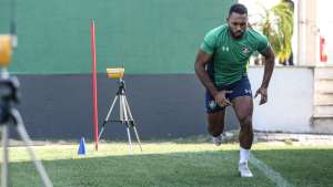 Luccas Claro esquece problema de atrasos para aproveitar chance no Fluminense