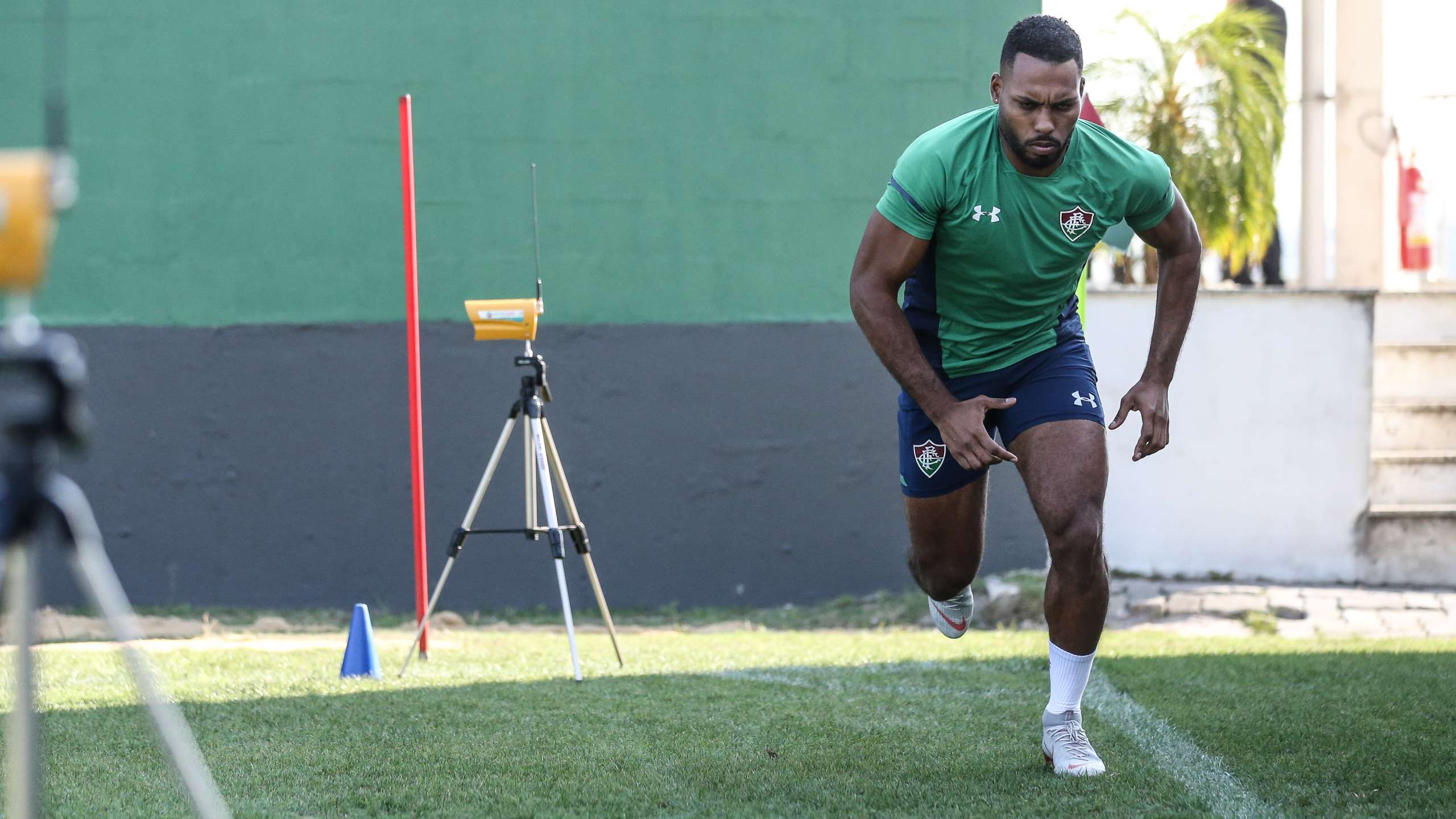 Luccas Claro esquece problema de atrasos para aproveitar chance no Fluminense