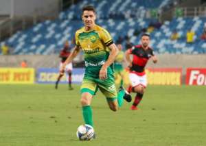 Rival da Série B dá chapéu no Guarani e fecha com volante do Cuiabá