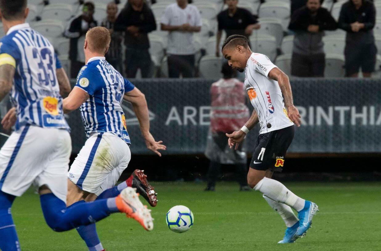 Com luvas em atraso, volante pode deixar o Corinthians após o Brasileirão