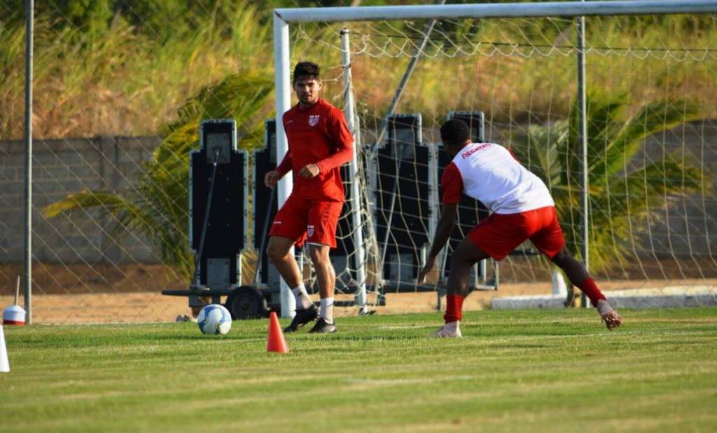 Léo Ceará é um dos jogadores pretendidos pelo Guarani