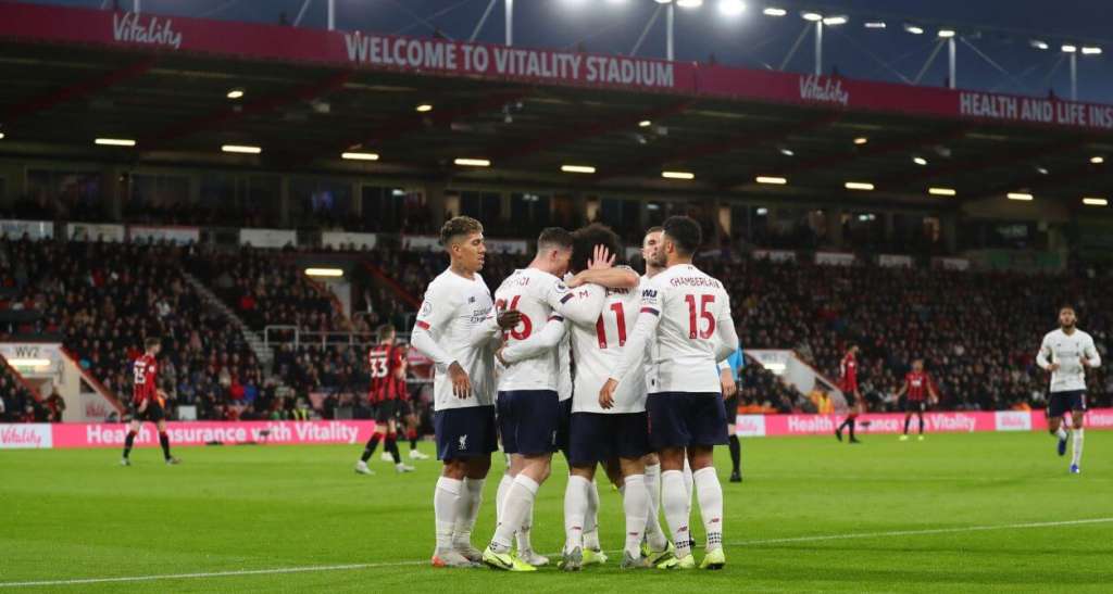 Jogadores do Liverpool comemoram gol marcado por Salah