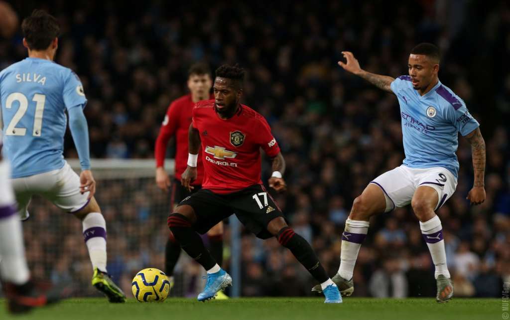 Fred sofre injúria racial durante dérbi entre Manchester United e City