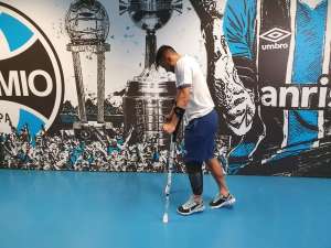 Robinho será operado e deve desfalcar o Cruzeiro por até seis meses