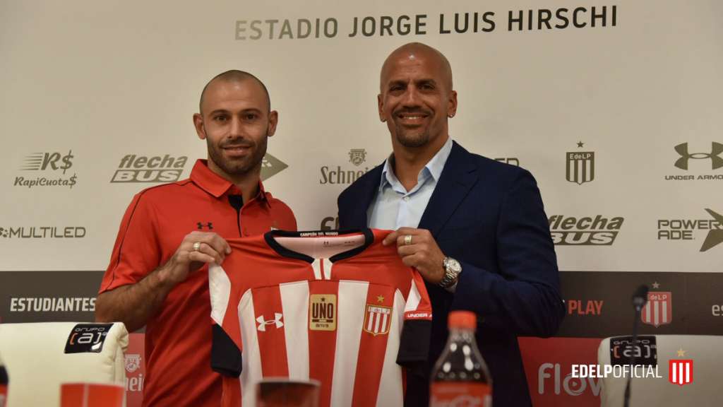 De volta à Argentina, Mascherano é apresentado como reforço do Estudiantes