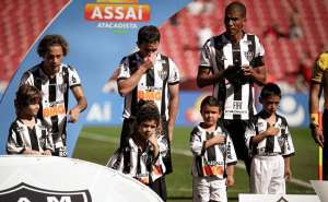 Ídolo no Atlético-MG, zagueiro despista sobre aposentadoria: 