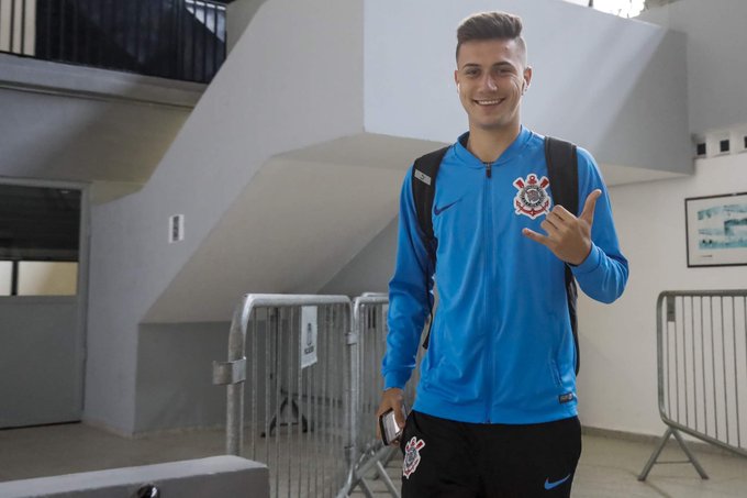 Lateral estreia no Corinthians com assistência e relembra avô falecido