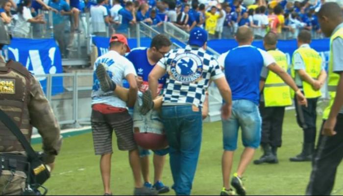 Torcedores precisaram ser atendidos dentro do gramado