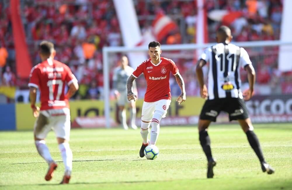 Victor Cuesta marcou o gol da vitória do Internacional sobre o Atlético-MG