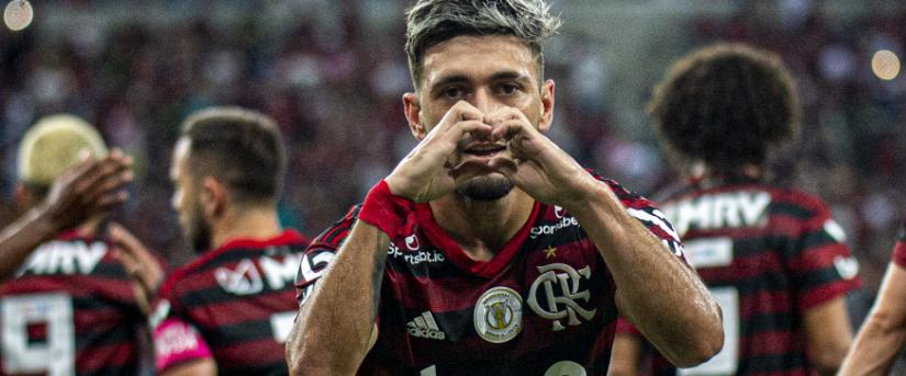 Gringo na área! (Foto: Alexandre Vidal / Marcelo Cortes / Paula Reis / Flamengo)