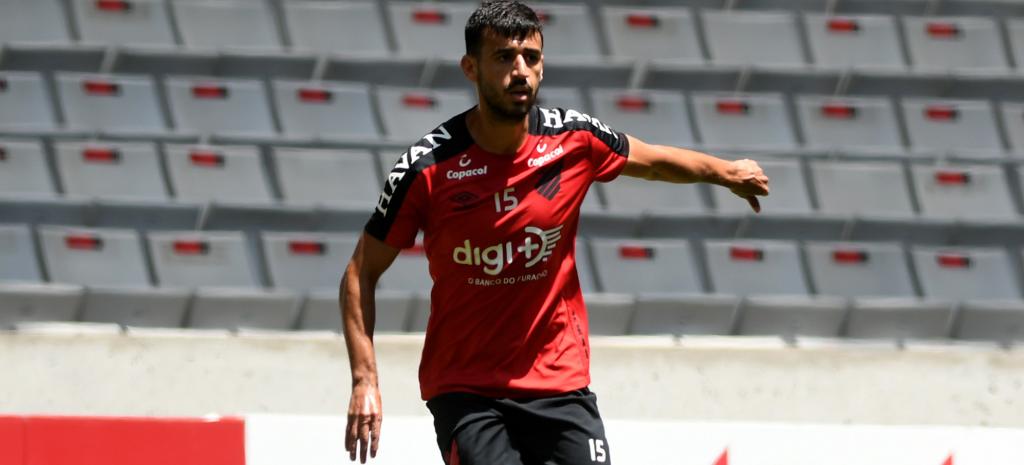 Ex-zagueiro tentará convencer Corinthians a manter volante no Athletico-PR