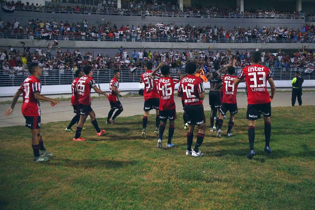 Jovens esperam chance no São Paulo, mas Diniz freia empolgação