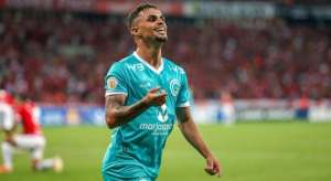 Atacante do Goiás agradece proposta do Corinthians e põe decisão nas mãos dos agentes