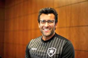 Botafogo confirma Valentim até o fim do Carioca e anuncia transição no futebol