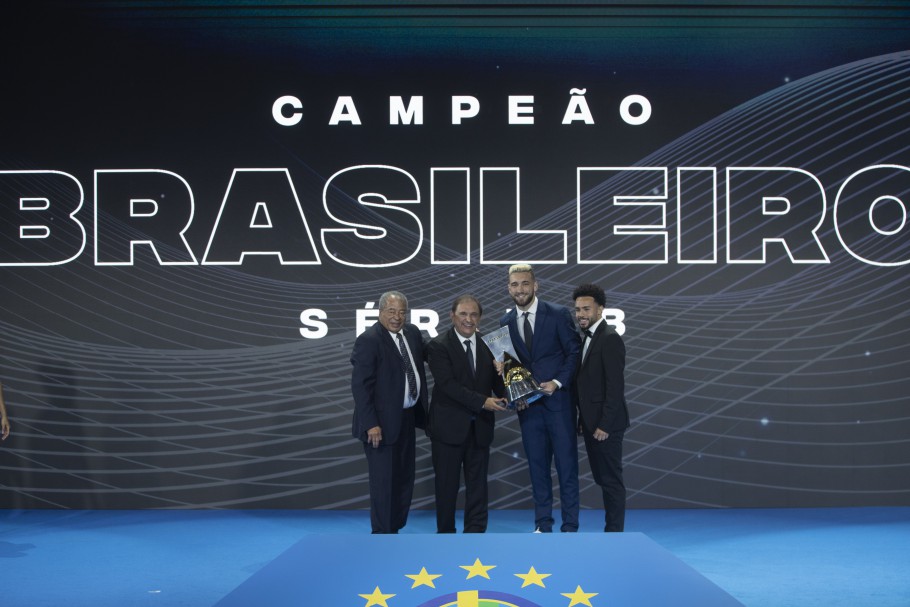 Bragantino é homenageado por título da Série B e Marquinho Chedid fala do futuro (Foto: Lucas Figueiredo/CBF)