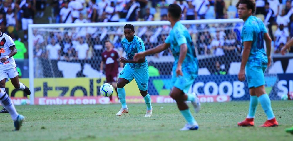 Chapecoense revela sondagens por revelação; Elicarlos se despede do clube