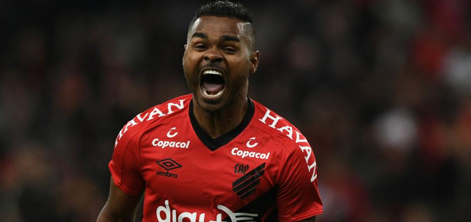 Filial do Athletico? Tiago Nunes pede e Corinthians vai atrás de atacante rubro-negro