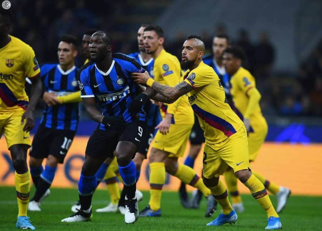 A Inter de Milão foi eliminada ao perder em casa para o Barcelona