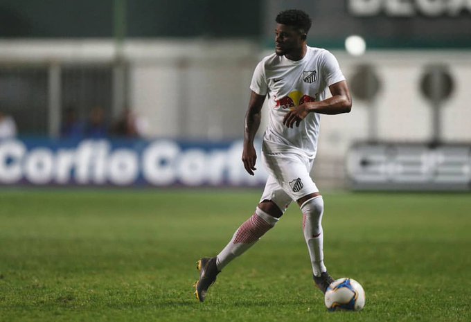 Vitória acerta a contratação do lateral-esquerdo Rafael Carioca