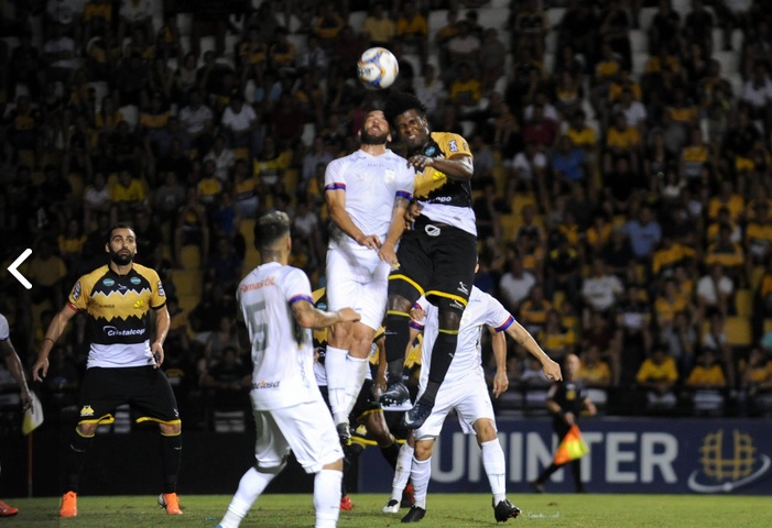 Catarinense: Criciúma busca renovação com zagueiro-artilheiro