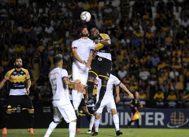 Criciúma tenta a renovação com o zagueiro Sandro (Foto: Caio Marcelo/Criciúma)