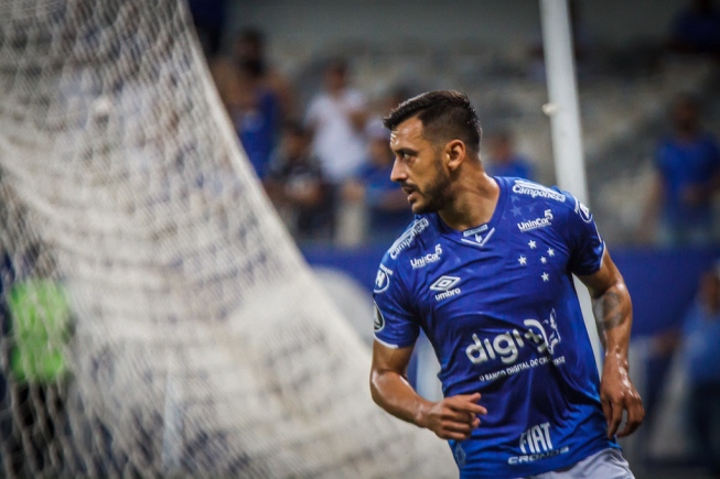 Robinho, do Cruzeiro, passa por cirurgia no joelho esquerdo