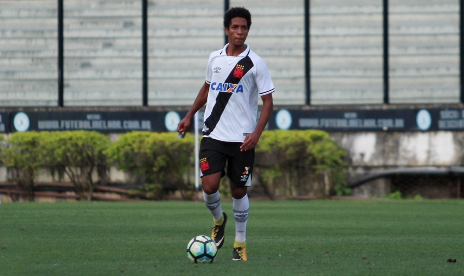 Chamado de ‘macaco’, jogador do Vasco faz gol e diz: ‘Tenho orgulho da minha cor’