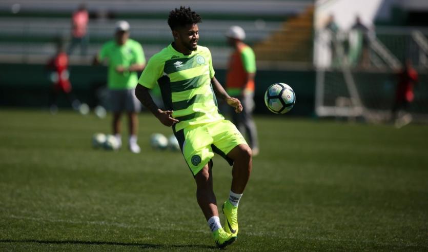 Após dispensar 16 atletas, Chape renova com lateral e desiste de zagueiro do Figueirense