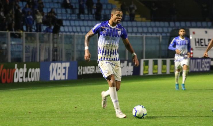 Após anunciar quinteto, Avaí confirma saída de atacante Caio Paulista