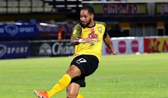 Meia brasileiro avalia temporada na Tailândia e lamenta rebaixamento do Cruzeiro