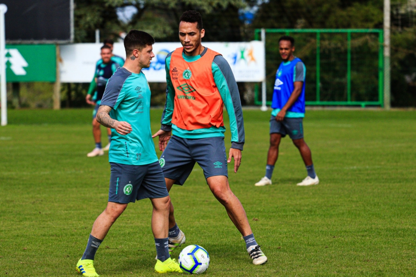 Sobrevivente da tragédia da Chape, zagueiro Neto anuncia aposentadoria